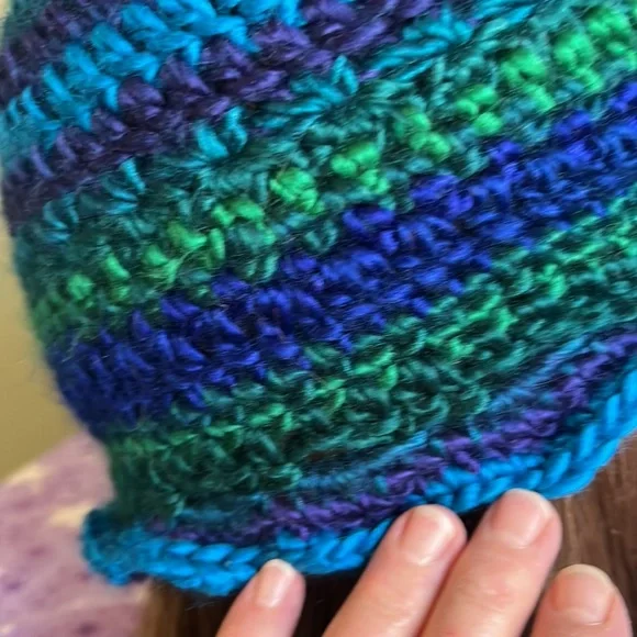 Crochet  peacock feather beanie medium soft satin acrylic yarn new - Picture 5 of 6